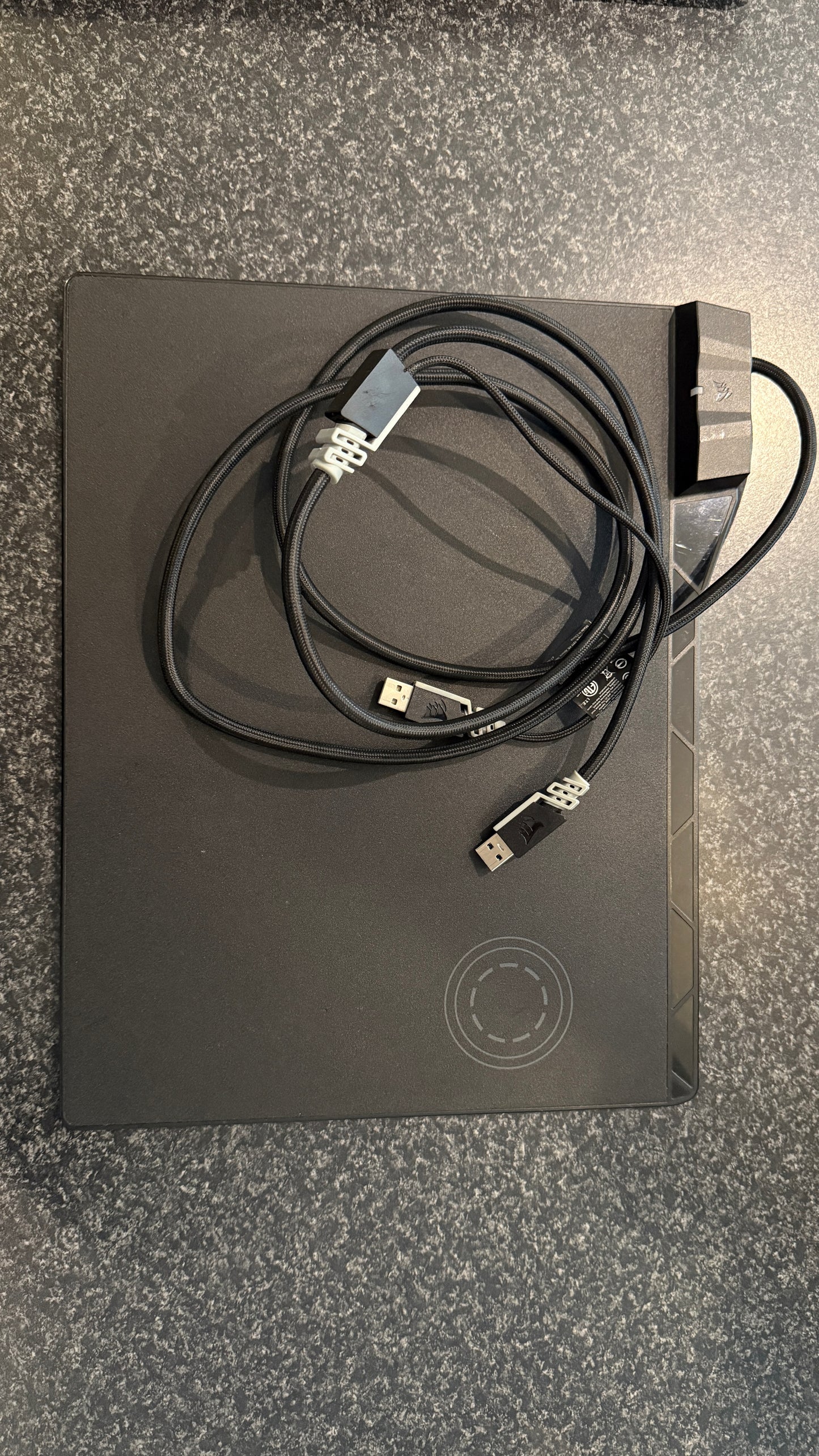 Corsair MM1000 Qi Wireless Charging Gaming Mousepad / USB 3.0 Pass-Through / Large Surface Area / Charging Status LED